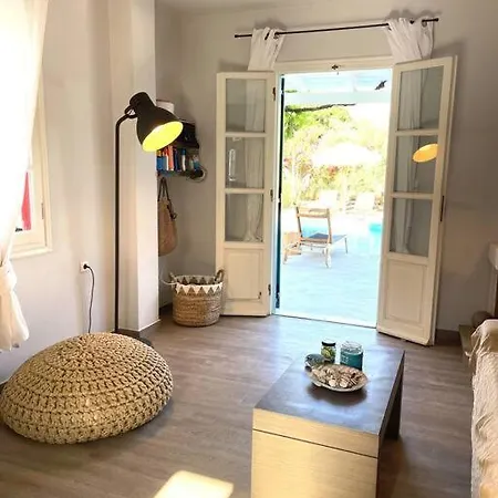 Holiday home Smiling Lemon Avec Piscine Privee Engares